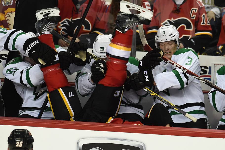 Lance Bouma dei Calgary Flames per il troppo slancio finisce nella panchina avversaria (Reuters)